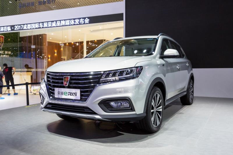 全新荣威950、荣威e950定义“高级轿车” 成都车展亮相售价16.88万起 互联网汽车上市一周年 系统升级带来颠覆式进化